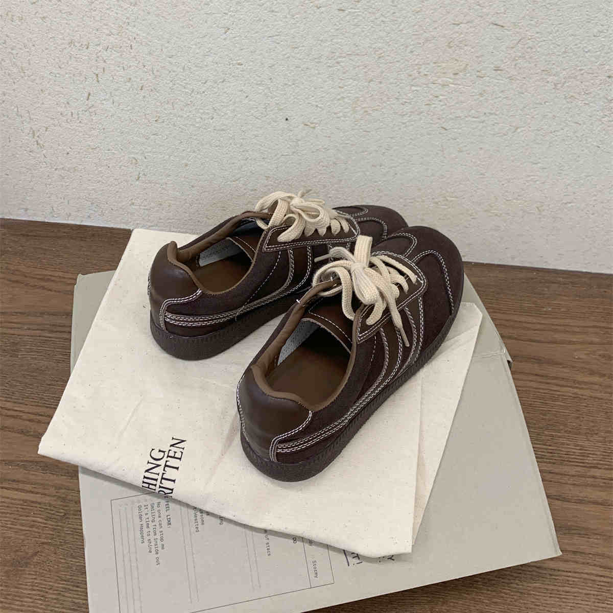 

Мода 2024 Новые женские весенне-осенние модные повседневные туфли Уличные кроссовки на шнуровке для женщин Женские удобные универсальные спортивные туфли 35 шоколадный