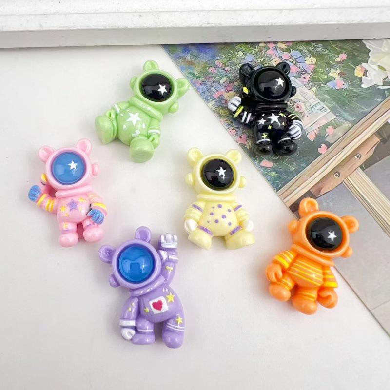 Cartoon Astronaut Resin Accessories: Handmade Hair Clips, Phone Chains, Keychains, and Pendant Ornaments.