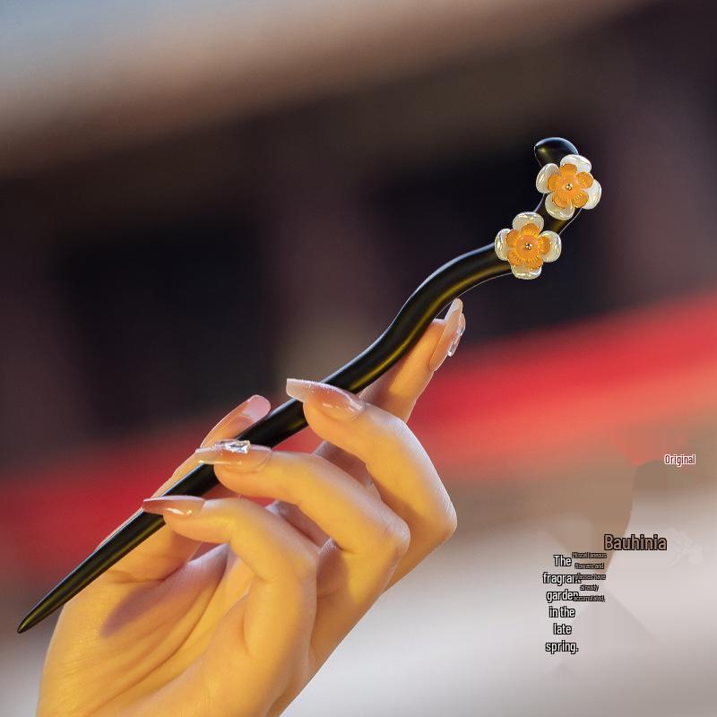 Elegant Ebony Flower Hairpin for Women – Ancient Style, High-End Feel, Simple Chinese Design, Perfect for Daily Use.