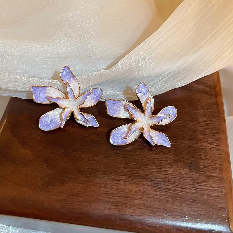 Medieval Silver Needle with Diamonds, Dripping Oil, Flower Pearl Earrings, Temperament, Court Style Stud Earrings, Light Luxury and High-end Earrings.