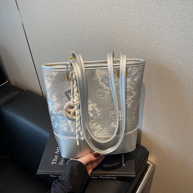 

Модная наплечная сумка Женская новая сумка для поездок Сумка большой вместимости No pendant серебряный