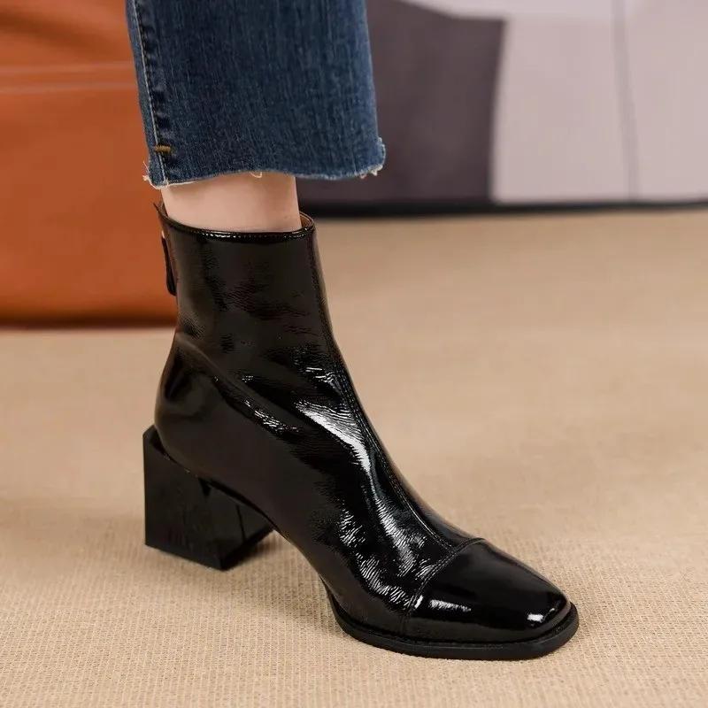 2025 Neue Europäische Bahnhof Square Toe Lackleder Blockabsatz Stiefeletten Damen Herbst- und Winterstiefel