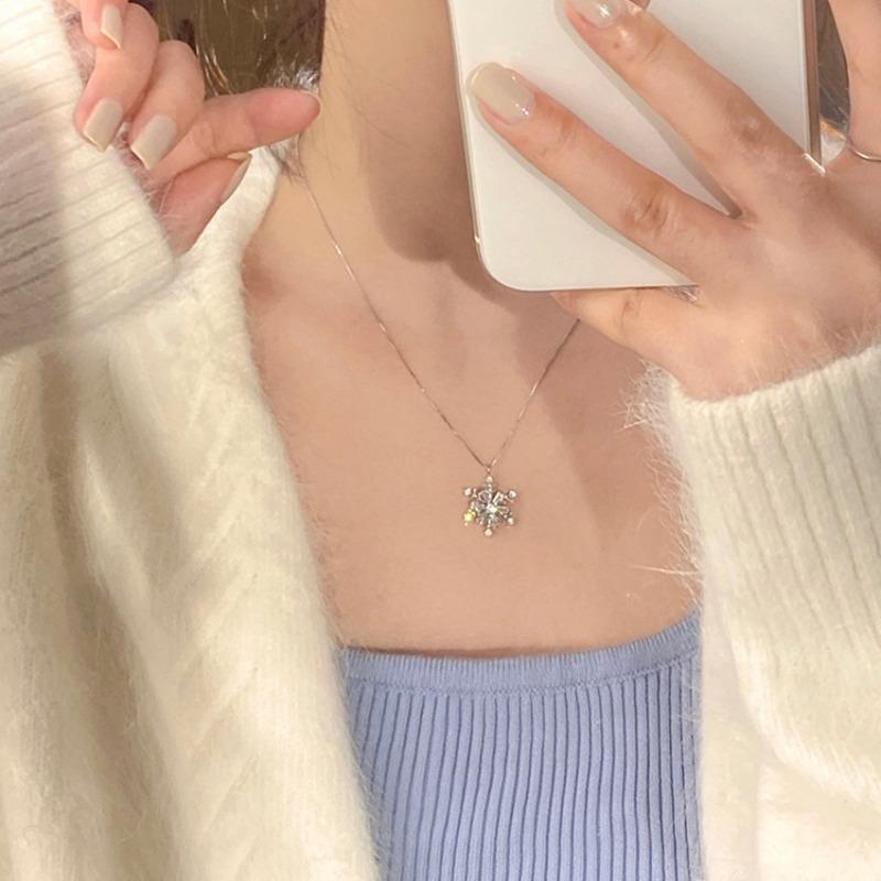 Retro rotating snowflake necklace design versatile sense simple collarbone chain for girlfriend gift new gift