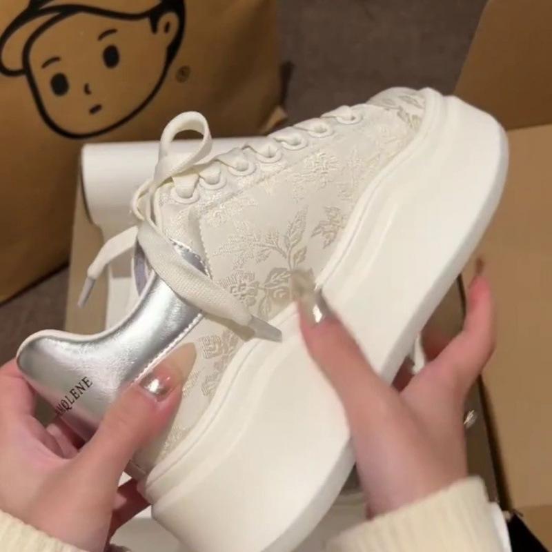 Chinesischer Stil Guochao Druck bestickte kleine weiße Schuhe Board Schuhe Damen 2025 neu vielseitige Muffin Plateau Freizeitschuhe Einzelne Schuhe