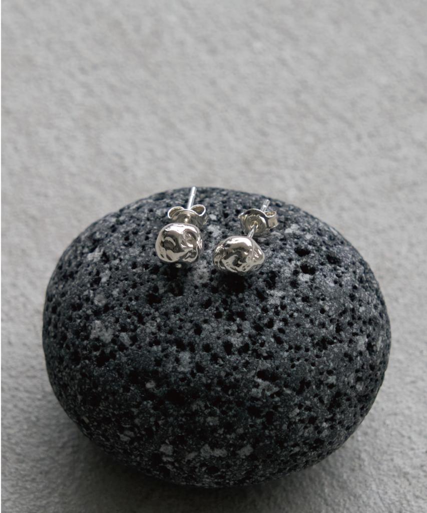 Touchéd Pebble Earring 01