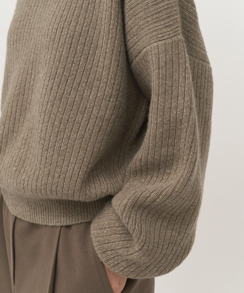 Leopeusaideuhwaiteulabel Classic Crewneck Knit Oatmeal