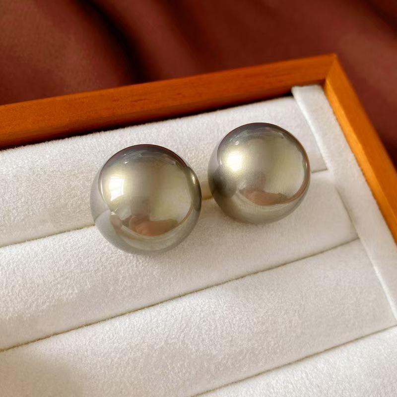 Exaggerated Oversized Round Pearl Stud Earrings for Women – Fashionable and Unique Statement Jewelry