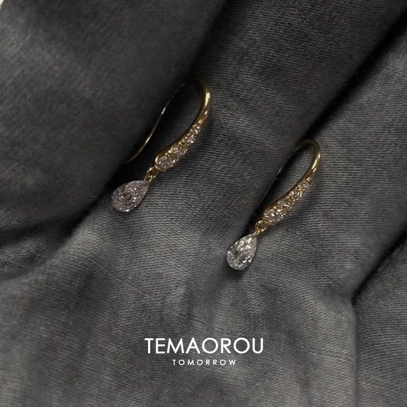 Ohrringe aus 18 Karat Gold mit Zirkonia-Quaste in Tropfenform – elegantes, leichtes Luxus-Design