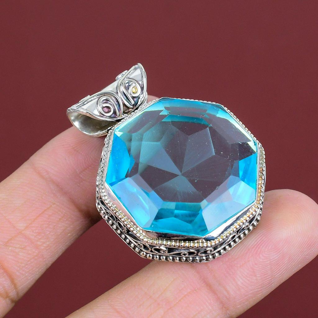 Ciondolo con gemma di topazio azzurro svizzero sfaccettato Gioiello fatto a mano Ciondolo vintage Ciondolo in argento sterling 925 Regali per la moglie Ciondolo dal design unico
