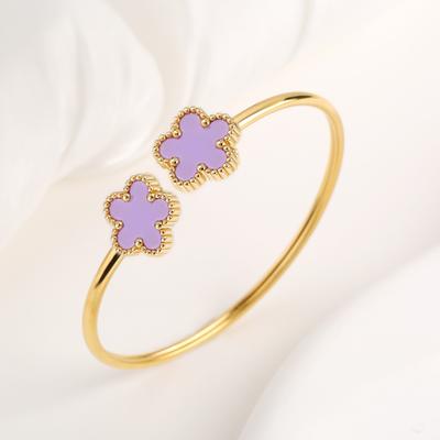 Bracciale aperto a fiore a cinque petali in acciaio inossidabile di alta qualità placcato oro Semplice gioiello da festa quotidiano da donna Trifoglio