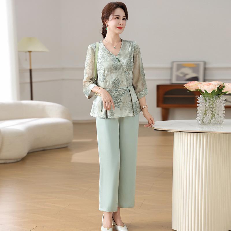 

Mom s Stylish Summer 2026 Two-Piece Set: Elegant & Dignified Top for Middle-Aged & Elderly Women 3XL (130-145 lbs)