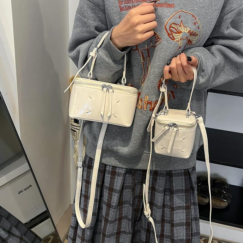 

Модная трендовая портативная сумка-ведро женская 2025 зима новая простая повседневная сумка на плечо высококлассная сумка через плечо женская Small 10 * 8 * 10 белый