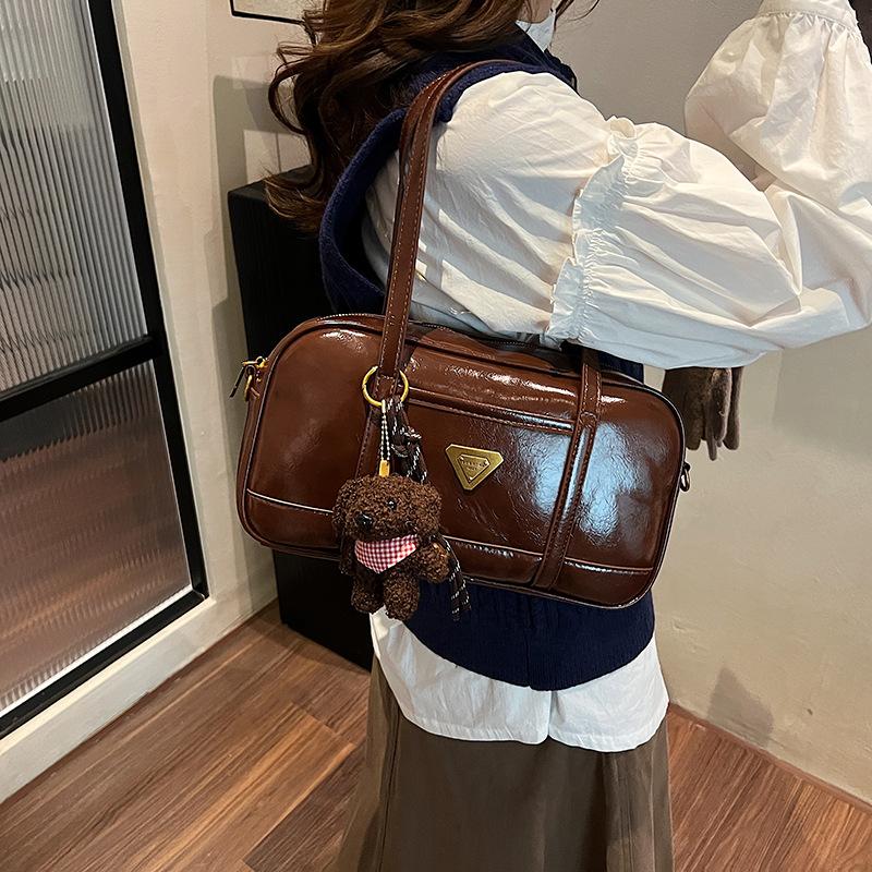 2025 Winter New Retro Soft Leather Bowling Bag Niche Design Commuter Handbag Oil Wax Leather Messenger Bag Tide