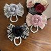 1 szt. Francuska skórzana przypinka do klapy, korsarz, muszka, akcesorium, czarno-biała krata, kokarda, kwiat kamelii, perła, frędzel, broszka dla kobiet