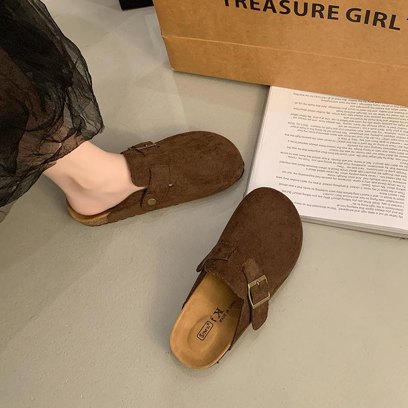 A Fashionable Woman Wearing A Pair of Half-slipper Shoes for A Spring Casual Look Is Wearing Thick-soled Shoes On One Foot