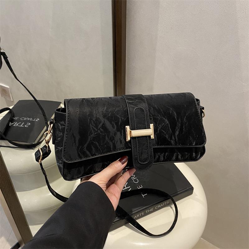 French Niche Design Bag Women's 2025 New Popular Versatile Messenger Bag High-end Single Shoulder Underarm Baguette Bag