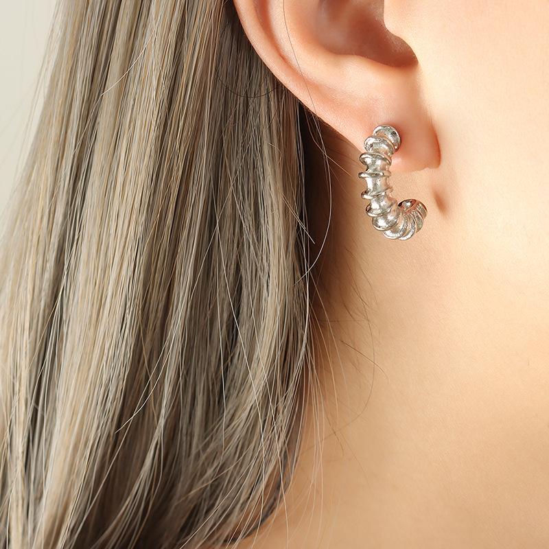 European & American Ribbed C-Shape Gold-Plated Titanium Steel Earrings - High Texture, Unique Design