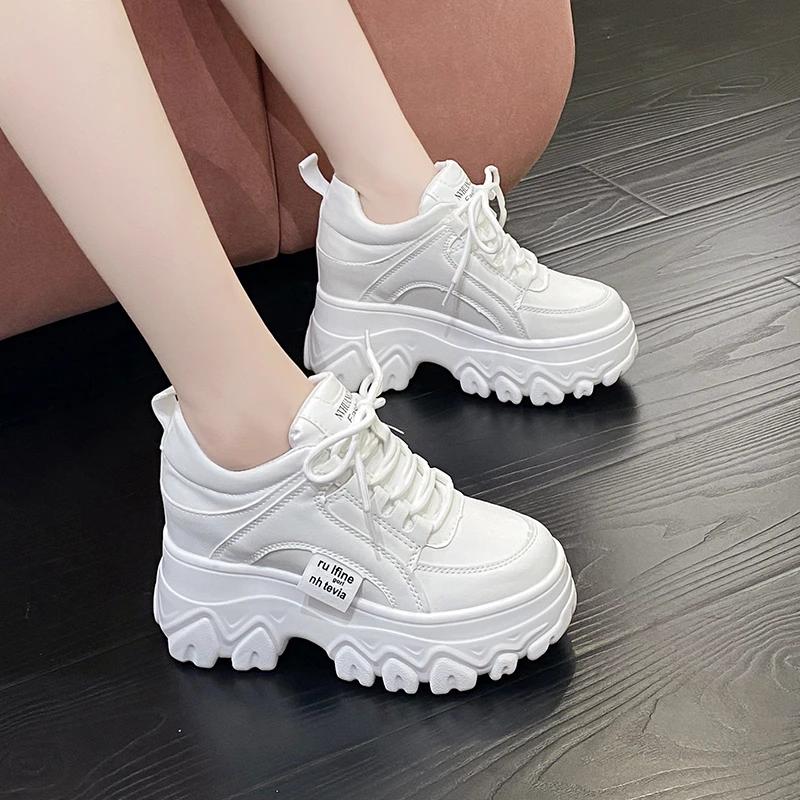 

2025 Высококачественные кожаные туфли на платформе, женские повседневные кроссовки, женская повседневная обувь с круглым носком, брендовая роскошная обувь для папы 39 белый