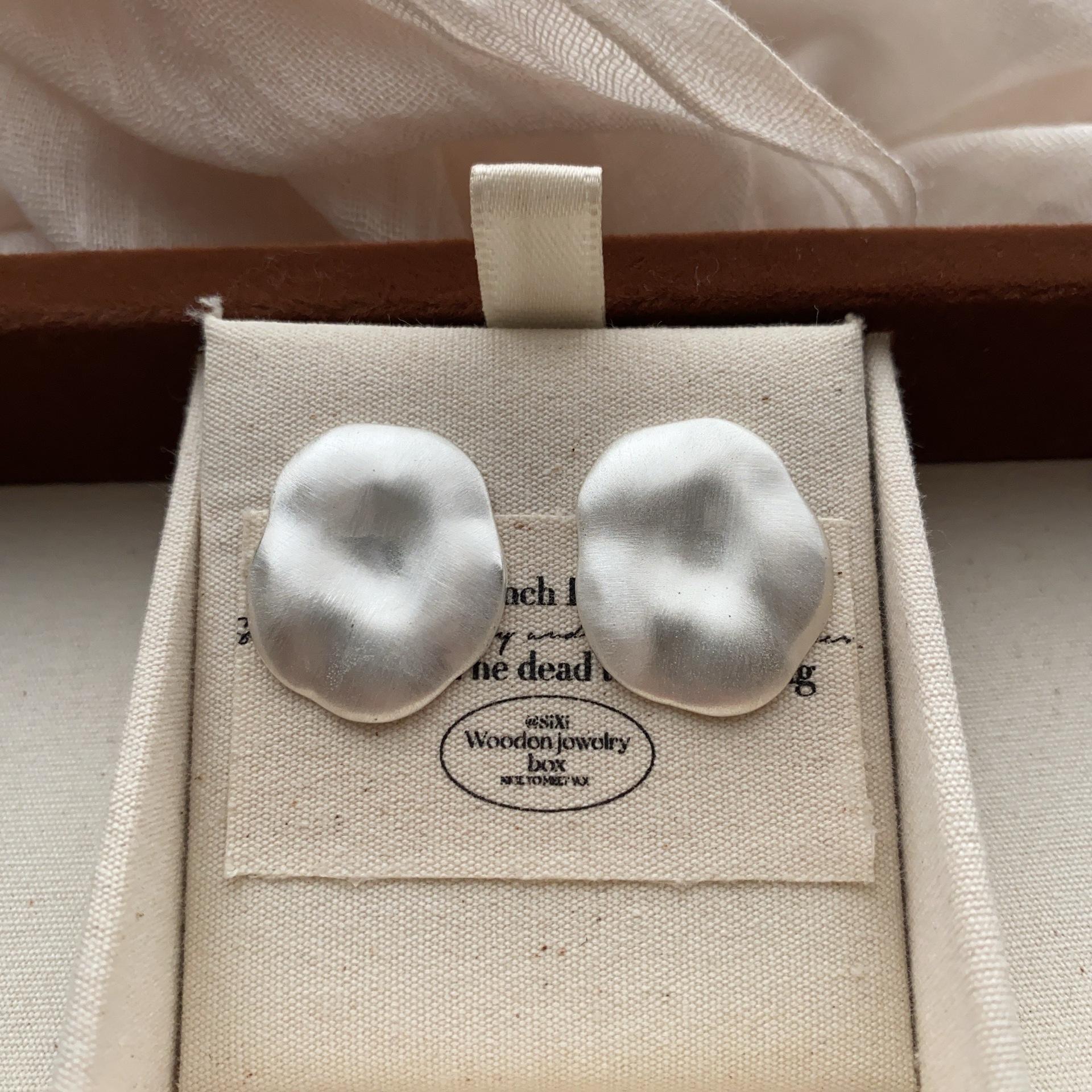 Серебряные Дизайнерские Серьги Утолщенные Матовые Электроplating Неправильная Форма Простые Серьги с Характером Женские