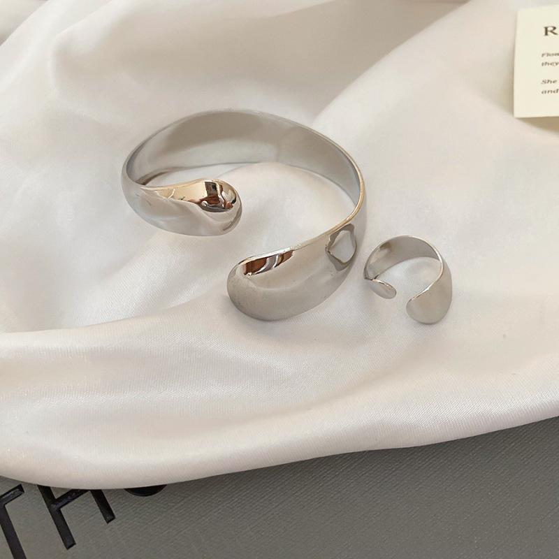 Европейский и американский геометрический двухслойный металлический браслет-манжета: Преувеличенный дизайн с полыми деталями