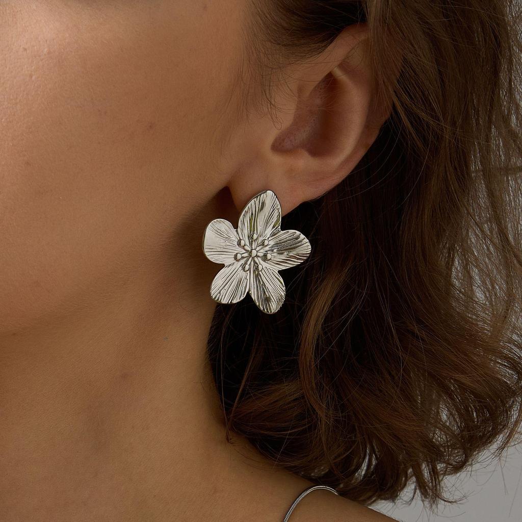 Stainless Steel Flower Stud Earrings: Elegant European & American Design for Women