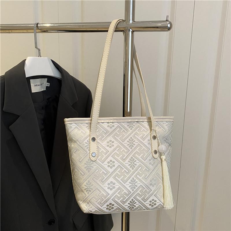 Fashion sense large capacity tote bag women's summer new casual shoulder portable college student class commuter bag