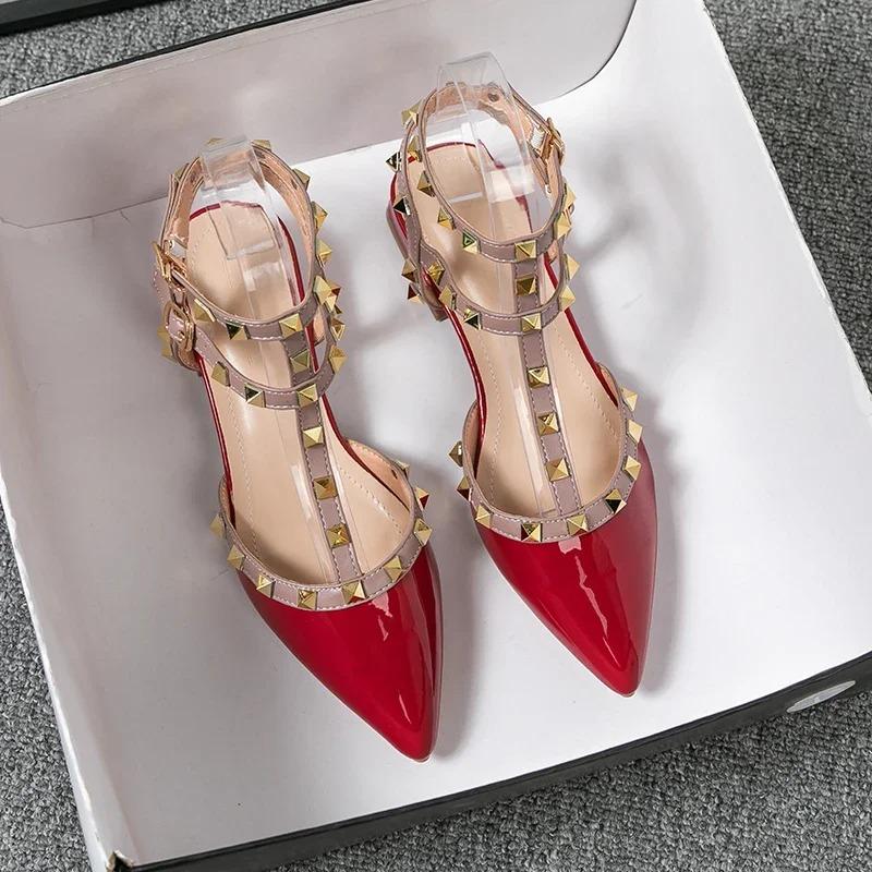 Sandalias de tacón alto para mujer Soleist Verano Diseño de marca de moda Clavo remachado puntiagudo Zapatos casuales rojos Talla grande 41-43
