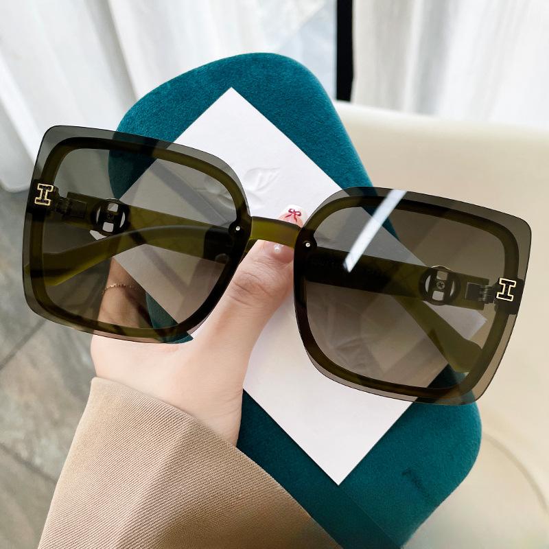 

Буквы в квадратной рамке. Продвинутое ощущение женских солнцезащитных очков. Солнцезащитные очки Little Red Book Tik Tok Online для знаменитостей.