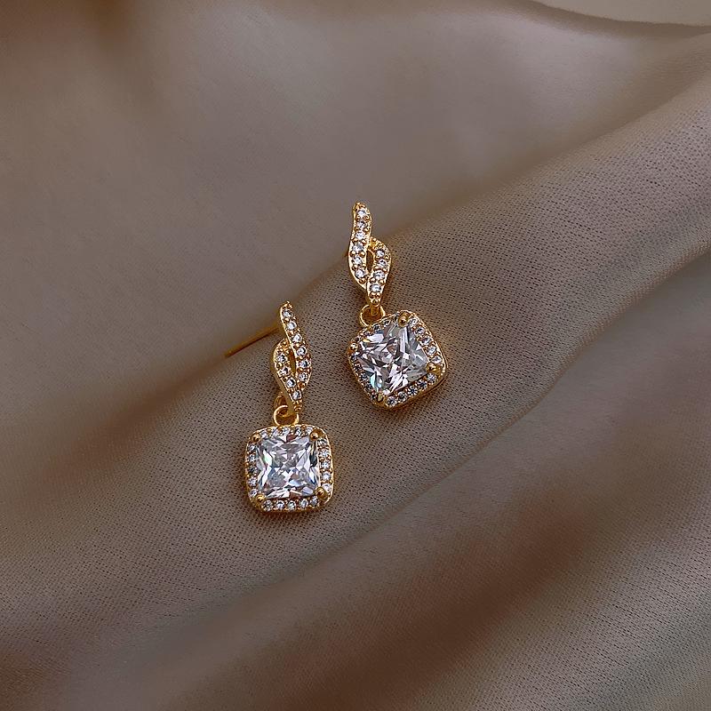 „Cercei eleganti cu perle cu ace de argint – Design de lux și lumină de nișă pentru doamnele elegante”