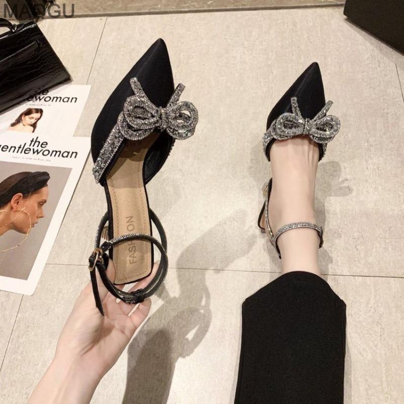 Damen Mode Sandalen Spitz zulaufend Kristall Knöchelriemen Hohe Hacken Sandalen Schwarze Schleife Seltsamer Stil Damenschuhe Tacones Mujer