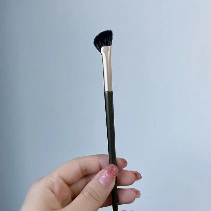 

Semi-Circular Angled Contour & Highlight Brush for Nose and Bridge