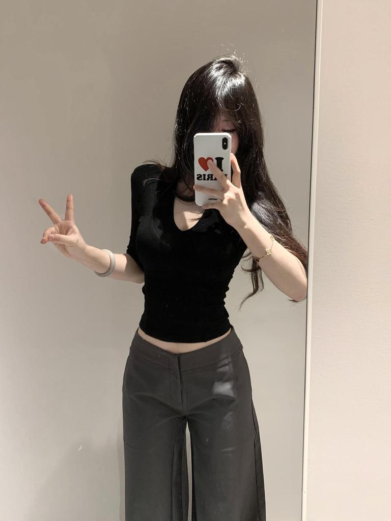 Spicy American Style Black V-Neck Mid-Sleeve Slim-Fit Women's T-Shirt for Early Spring