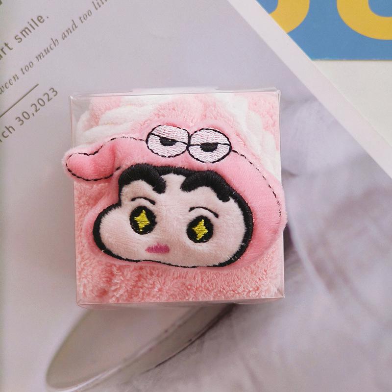 

Crayon Shin-chan Children s Towel Set: Water-Absorbent Coral Fleece Washcloth with Hanging Loop PVC Gift Box 7*7*5 cm