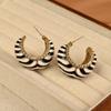 Gebrauchte Schwarz-Weiß C-förmige Zebra-Streifen Zirkon Ohrstecker - Vintage Europäisches Design