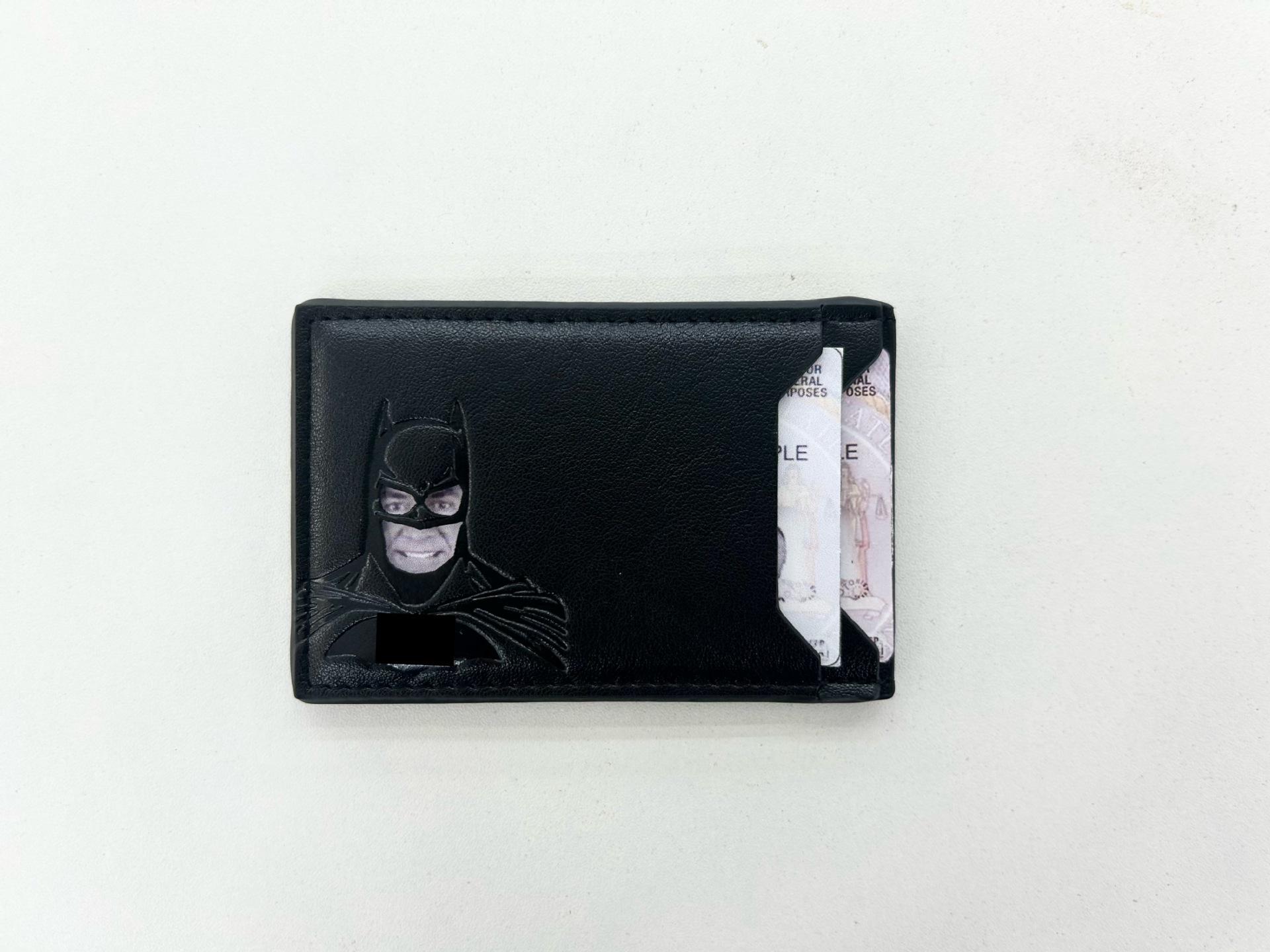 

Мужской картхолдер Бэтмен: Кошелек для ID с несколькими отделениями, полый дизайн, популярный короткий стиль. 10cm x 7cm чёрный