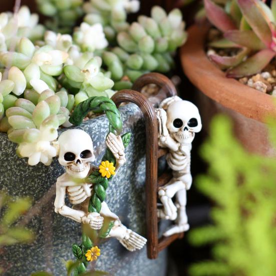 2 Pcs Funny Climbing Skeleton Statues Small Resin Skeleton Planter Hugger for Flowerpot Patio Balcony Porch Yard Lawn Garden Halloween Decor