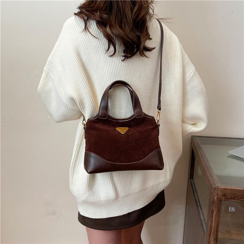 Winter new retro hand carry small square bag 2025 niche fashion matte shoulder bag feeling versatile messenger bag