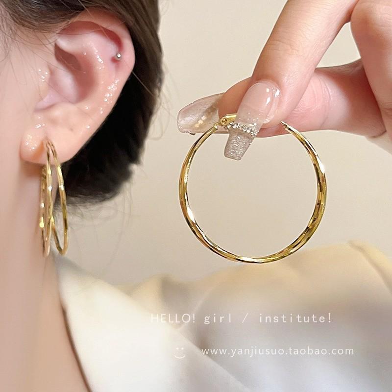 2025 Trendy High-End Retro Earrings: Autumn/Winter Design