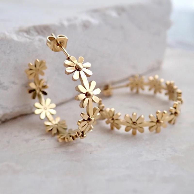 

Daisy C-Shaped Titanium Earrings - Durable, Trendy Ins Style Chrysanthemum Jewelry
