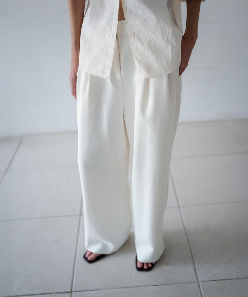Beullaengkeulumumeon Sway Two-Pleat Pants_Ecru