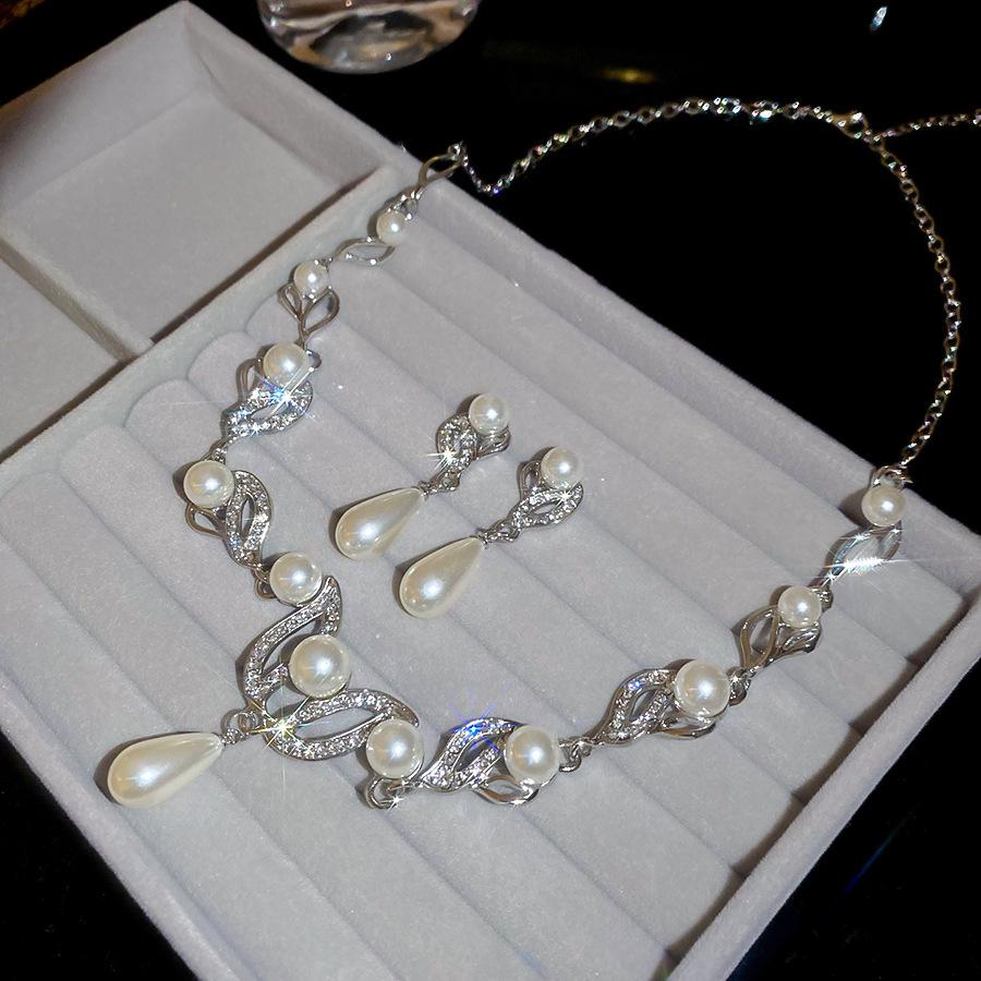 Geometric Round Flower Pearl Clavicle Necklace: Retro European & American Design