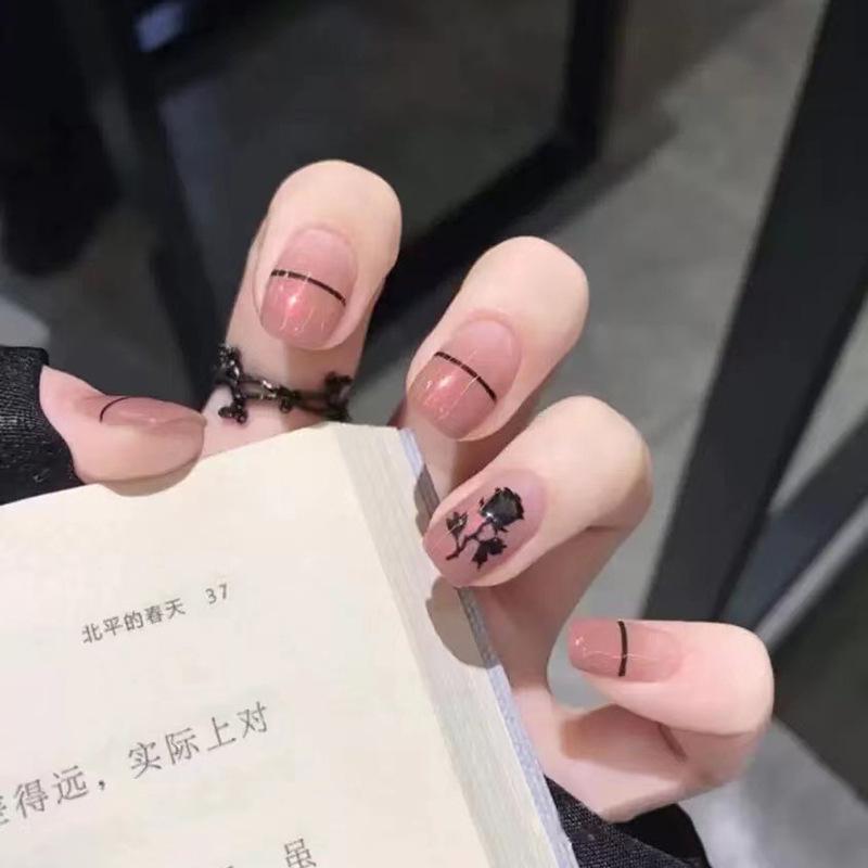 

Spring/Summer Black Rose Fake Nails: Removable, Stylish, Short Wearable Manicure
