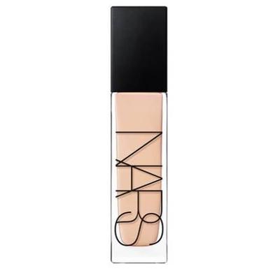 Nars מייקאפ עמיד לאורך זמן עם גימור זוהר טבעי 6600 OSLO (30 מ"ל)