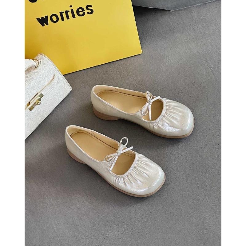 

Comfortable, fashionable and casual new summer pleated bow versatile light mouth thick heel temperament round head single shoes 39 шампанського