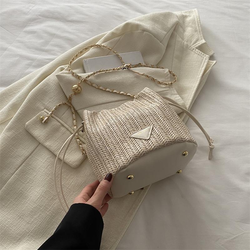 

Текстурированная сумка-ведро Сумка нового стиля Женская цепочка Сумка через плечо Милый кулон Ящик Модная плетеная сумка из соломы with pendant