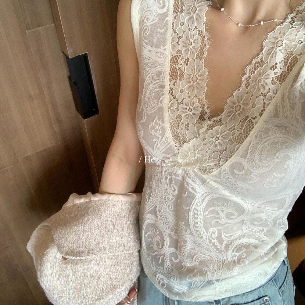 French V-neck Lace Camisole for Women - 2026 Spring Slim Fit Spaghetti Strap Layering Top