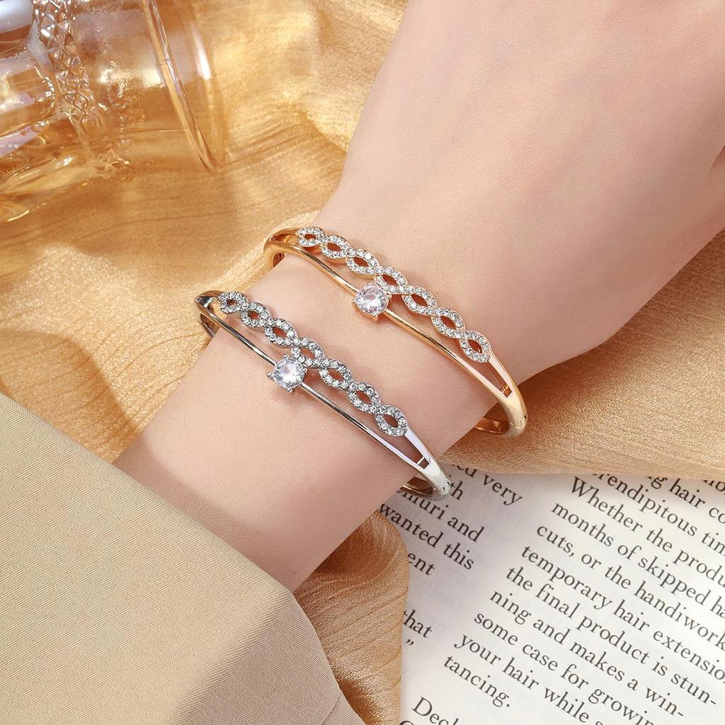 Bracciale Cerchio Intarsiato con Diamanti a Forma di 8 Incrociato - Gioiello Versatile, Creativo ed Elegante