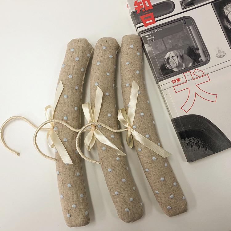 

Детская вешалка 28 см Хлопок и лен Изысканная вышивка в горошек Домашнее хранение одежды Магазин одежды Маленький размер Нескользящая Не мнущаяся 3pcs