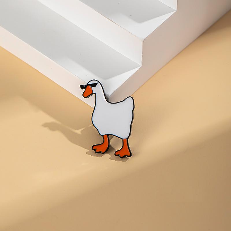 Urocza Broszka Kaczuszka z Kreskówki – Kreatywne Metalowe Akcesoria do Odznak