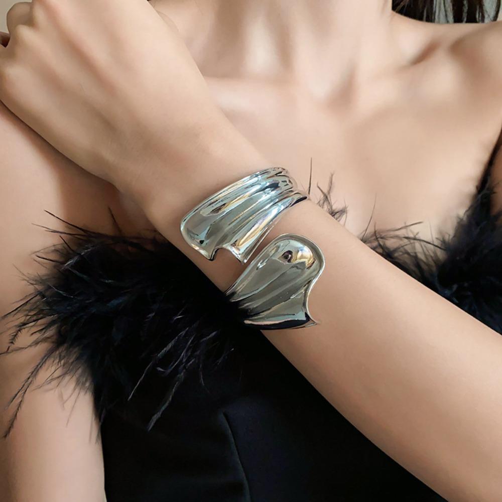 European and American Simple Bracelets, Arm Rings, Niche Cold Wind Temperament Bracelets, High-end Sense and Versatile Jewelry.